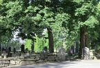 Sydöstra sidan av gamla kyrkogården med ingången.