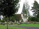 Smålandsstenars kyrkogård med kyrkan i bakgrunden.