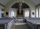 Kyrkorummet präglas av en kvardröjande empireanda i form av bl.a. brädvalv
och sluten bänkinredning. Den kulörta färgsättningen är helt ett resultat av
1970-talet.