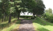 Södra infarten till kyrkogården följer en tidigare landsvägssträckning. Vägen lades om inför kyrkobygget 1890-92 – 
Digitalfoto Rolf Hammarskiöld
