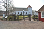 Halmstads kyrka, järngrindar mellan huggna granitstolpar