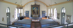 Kyrkorummet sett från orgelläktaren. Färgskalan präglas av 1970-talets restaurering.