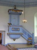 Troligen efter Thure Wennbergs ritningar förfärdigade
Sven Nilsson Morin denna predikstol. Predikstolen
kompletterades 1908 med trappa och vissa mindre
dekorationer. Färgsättning från 1983.
