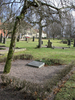 Område A. Inramade grusbäddar är en del av det typiska uttrycket
på den gamla delen av begravningsplatsen, medan
gravhällar på den moderna delen ligger infällda i ett
rutnätssystem av kalkstensplattor.