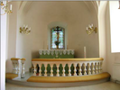 Koret präglas av en enkelhet, förutom ett
mindre krucifix på altaret utgör korfönstrets
färgade glas den enda utsmyckningen.