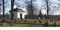 I sydost finns Färna/Bockhammars gravkor från 1782, med valmat tak och putsade fasader dekorerade med linjerustik.