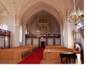 Interiör, kyrkorummet med bänkrader och orgelläktare. 