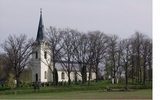 Fläckebo kyrka med kyrkogård.
Kyrkans västra och södra sida – Digitalfoto Rolf Hammarskiöld