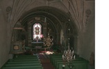 Kyrkorummet med bänkrader, altargång, predikstol, kor och altare. 