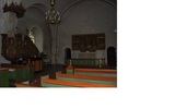Kila kyrka, interiör, kyrkorummet med bänkrader, predikstol, kor och altare. 

På norra sidan om triumfbågen är predikstolen från 1651, rikt smyckad med träsniderier och målning i grönt, rött och guld. Koret täcks av en vitkalkad valvkupol och är belagt med hyvlade kalkstensgolv. Altaret är murat och täckt med en träskiva. På denna står ett altarskåp med flygeldörrar, troligen ett svenskt arbete från omkring 1500. Framförvarande altarring är femsidig, spegelindelad, målad i gröna nyanser, samt dekorerad med förgyllda pilastrar.