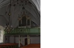 Interiör, kyrkorummet med bänkrader och orgelläktare. 

"Samtida är de öppna bänkraderna, målade i skarpt grönt med terrafärgade detaljer. Längst i väster är en orgelläktare på fyrkantiga pelare, med spegelindelad, grön barriär, samt förgyllda sniderier. Orgeln har fasad från 1893 i nygotik, ljusgrå med förgyllda detaljer".