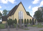 Kyrkans södra långsida och östra gavel; en runsten är inmurad i hörnet SO - Digitalfoto Rolf Hammarskiöld