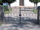  De smidda grindarna vid
kyrkogårdens huvudingång är från kyrkogårdens
tillkomsttid.
