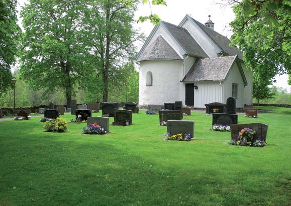 Hjärtlanda kyrkogård är relativt liten och kyrkan är centralt placerad
med någon förskjutning mot väster, vilket kan härledas till
utvidgningen i början av 1900-talet.