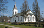 Vrigstad kyrka ligger orienterad med huvudfasaden mot landsvägen i norr, koret är södervänt. En typisk landsortskyrka i brytningstiden mellan nyklassicism och nygotik.