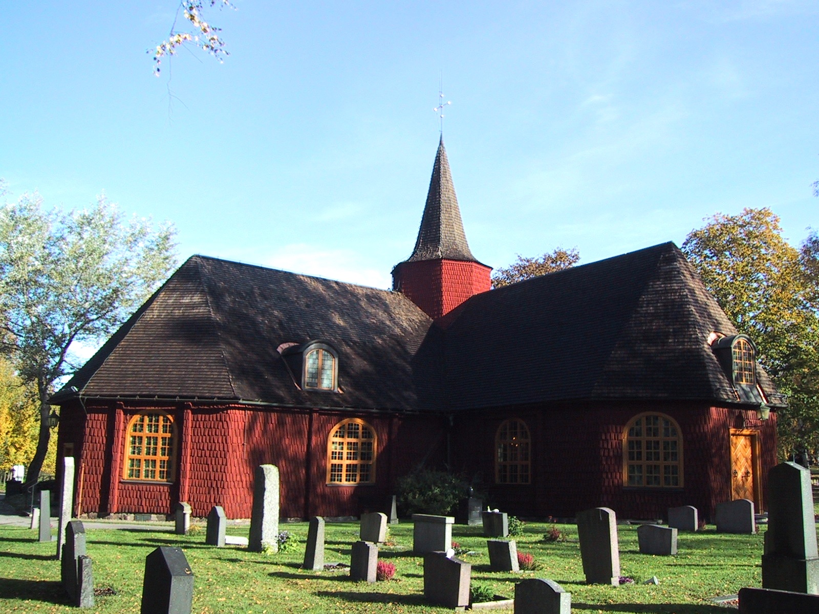 Hällefors kyrka med kyrkogård. 