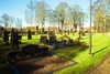 Tranemo kyrkogård norra del med skolbyggnaderna i bakgrunden, från SÖ.

