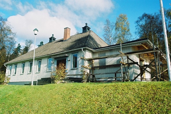 Församlingsbyggnaden norr om Grönahögs kyrka, från SV.