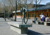 SAK07431Lilla Tensta 1, Hagstråket 11,13, från SO.

På skolgården vid Tensta gymnasium hittar man denna skulptur av Olof Hellström.
