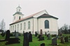 Tvärreds kyrka med omgivande begravningsplats sedd från sydöst.