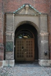 Västra entrén som utgjorde entré till garnisonkyrkan under perioden i början på 1660-talet fram till år 1895.