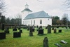 Håcksviks kyrka med omgivande begravningsplats sedd från sydöst
