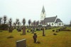 Hyssna kyrka med omgivande begravningsplats sedd från sydöst.