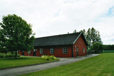 Ekonomi- och personalbyggnad vid Främmestads kyrkogård. Neg.nr. 04/163:16. JPG. 