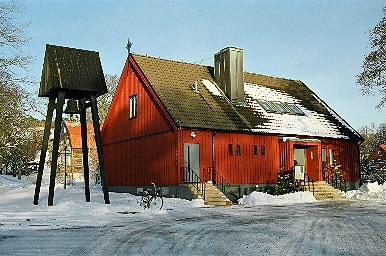 Aspenäs kyrka och klockstapel, från SV.