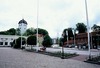Kungstorget i Uddevalla med klocktornet och kyrkans entré i fonden.
