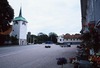 Torget i gamla Kungälv, med kyrkan och till höger i bild kyrkstugan. 