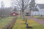 Bingsjö kapell med omgivande begravningsplats. 