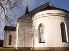 Ore kyrka, exteriör sedd från öster med sakristian i absid i öster och ett av vapenhusen/entrén utbyggd på den norra långsidan. 