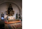Altaret från 1793 är murat av gråsten och tegel, samt täckt med en träskiva. På den putsade ytan finns rester av en sentida grön målning. Altarringen framför är från samma tid, sluten och spegelindelad, med blåmarmorerade ramstycken och rödmarmorerade fyllningar. Altarringens hörn pryds av svarvade kolonetter. Altaruppsatsen på en predella bak på altaret tillkom 1705, ett verk av bildhuggare Caspar Schröder. Oljemålningen ”Nattvardens instiftande” omfattas av en skuren och förgylld ram. Ovanför predellan ses en skuren och vitmålad Kristusskulptur, ett förgyllt kors inom en förgylld portal, flankerad av pilastrar. Portalen har en segmentgavel krönt med förgyllda skulpturer.


