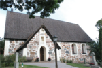 Häverö kyrka från söder med medeltida vapenhus.