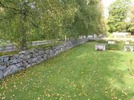 Kyrkogårdens mur i väster.