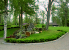 Kyrkogårdens askminneslund med anlagt vattenfall och minnesplakett