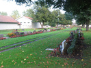 Kvarter S med rader av låga vårdar i gräsmattan. Trädraden till höger i bild markerar
den gamla kyrkogårdsgränsen.