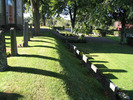 Gränsen mellan den gamla kyrkogården till vänster och
utvidgningen 1935 till höger.