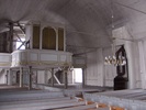 Envikens gamla kyrka, interiör bild av kyrkorummet med bänkrader och orgelläktare sett mot orgelläktaren i väster. 