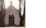 I en axel rakt väster om kyrkan finns ett gravkor, uppfört 1893 i nygotisk stil. Fasaderna är slätputsade vita, fönsteröppningarna spetsbågiga och sadeltaket täckt med falsad plåt. Gavelröstena och hörnen kröns av kvadratiska tinnar.


Gravkoret används numera som museum för kyrkoinredning som tagits ur bruk – 
digitalfoto Rolf Hammarskiöld
