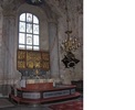 Altarskåpet från 1400-talets senare hälft räknas till kyrkans ursprungliga inredning. Det är inhemskt arbete, möjligen från Johan Målares verkstad i Stockholm. Altaret murades 1917-18. Altarringen kom på plats 1774-76, samtidigt som korfönstret fick sin putsprofilerade omfattning.

Digitalfoto Rolf Hammarskiöld  