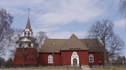 Sundborns kyrka med klockstapel och omgivande kyrkogård sedd från söder. 