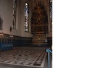 Det långsmala koret ligger två trappsteg över långhusgolvets nivå och har en mer dämpad belysning eftersom de fyra fönstren helt upptas av glasmålningar. Utmed långväggarna finns rader av fasta stolar med anslutande paneler. Längst fram står det moderna altarbordet från 1998, med kvadratisk skiva, färgsatt i rött och guld. Invid östra gavelväggen, ytterligare två steg upp, finns altaret från 1906, sammanmurat med altarprydnadens podium, allt beklätt med blankpolerad marmor från Kolmården. Altarprydnaden av trä är byggd i fyra avsatser med rikt snidade kolonner, virade med vinlöv, ornament, statyetter och en oljemålning på väv i varje plan. Liksom predikstolen förfärdigades den på 1600-talet av Jöns Gustavsson och Evert Friis och även i detta fall har färgsättningen anpassats till senare omgestaltningar.  
