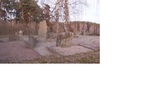 Hosjö kyrkogård.
Bland de äldre gravarna närmast kyrkan finns flera bevarade grusbäddar och stenramar. 