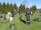 Höga gravvårdar av svart granit från slutet av 1800-
talet och början av 1900-talet. Västra delen av område
1