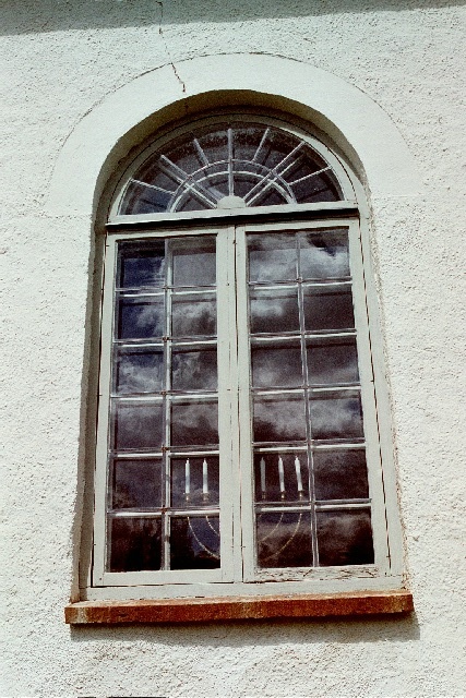 Trävattna kyrka exteriör fönster. Negnr 01/269:23a