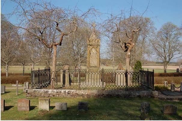 Ett fåtal gravar utmärker sig genom storlek och utformning. I detta fall är det E O Benedicks familjegrav i nygotisk stil. 