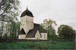 Husby-Ärlinghundra kyrka med långhus, torn med 1700-talshuv, absid och sakristia åt norr omgärdat av bogårdsmur. Alla taken är täckta med spån.