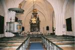 Kyrkorummet mot öst med vitputsade väggar och stjärnvalv, altaruppsats och bänkinredning från 1740-talet, predikstol från år 1806 och altarring från 1937